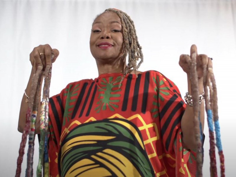 Ella es la mujer con las uñas más largas del mundo; tiene Récord Guinness