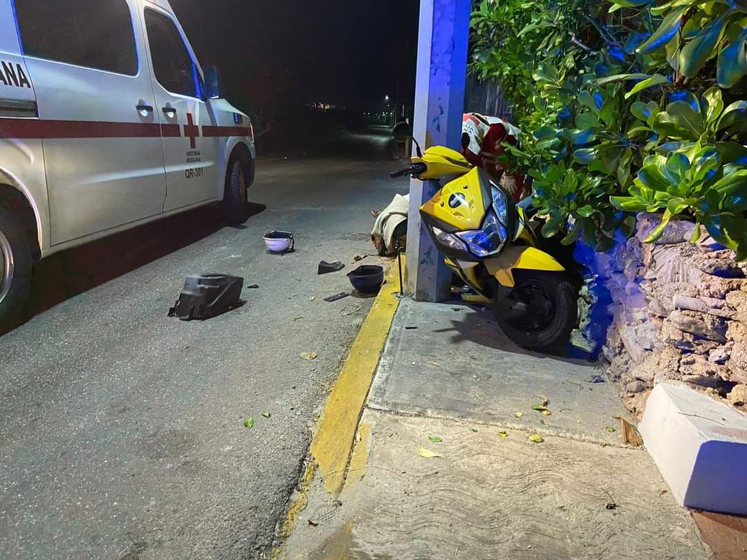 Se mata motociclista al chocar contra un poste en Isla Mujeres