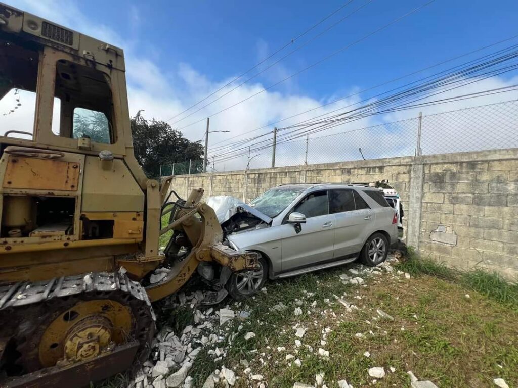 En la avenida Antonio Handall circulaba a exceso de velocidad la camioneta gris cuando sin explicación lógica alguna, el chófer perdió el control.