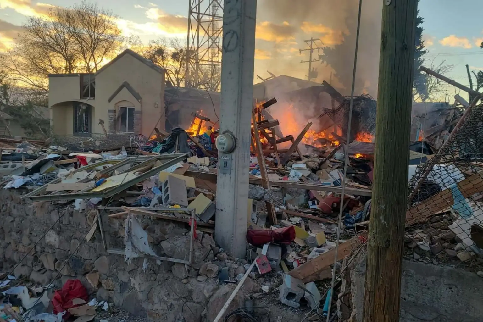 Explosión por acumulación de gas deja heridos y daños materiales en Sonora