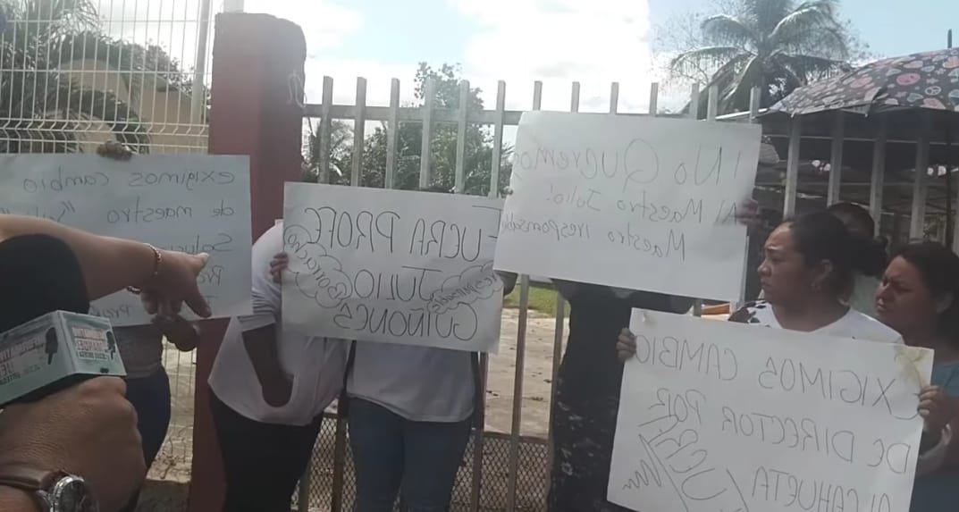 Sin clases alumnos de Graciano Sánchez Municipio de Bacalar, padres de familia no dejan pasar a maestros ebrios