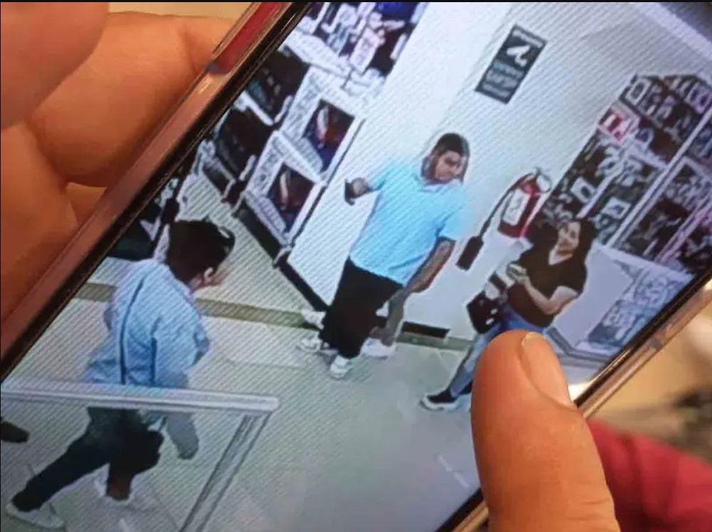 Captan a pareja robando celular a niño con Síndrome de Down