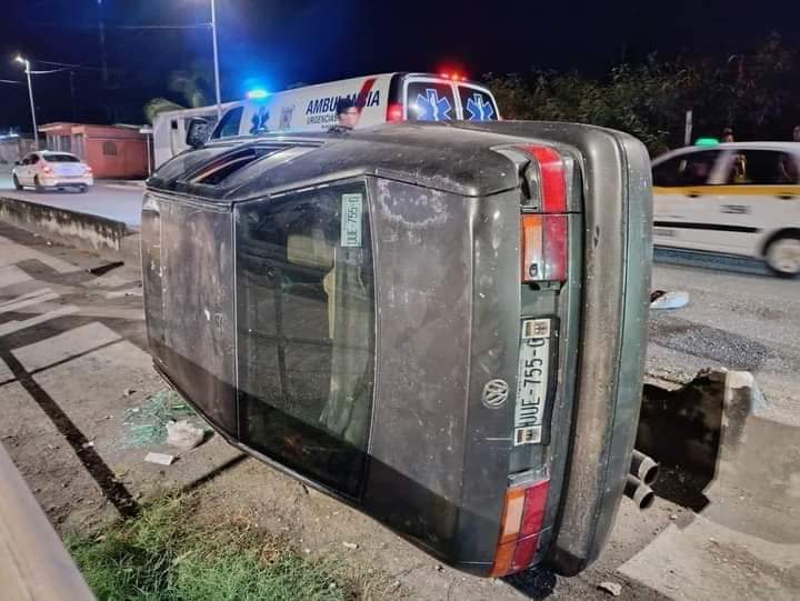 Vuelca Jetta en avenida Nicolás Bravo en Chetumal