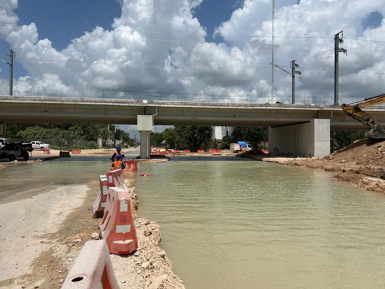 Rompen tubería de agua en Playa del Carmen trabajadores del Tren Maya