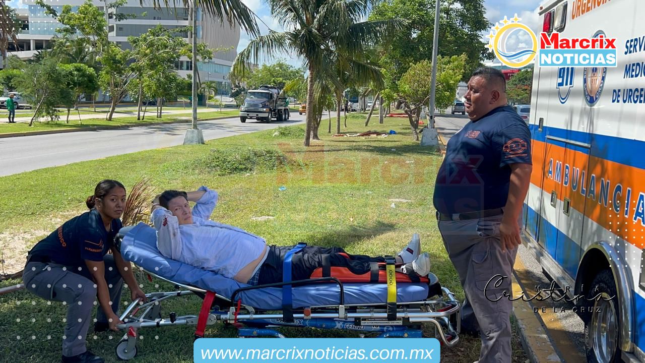 Derrapa motociclista sobre la Bonampak y es trasladado a un hospital por pequeñas lesiones.