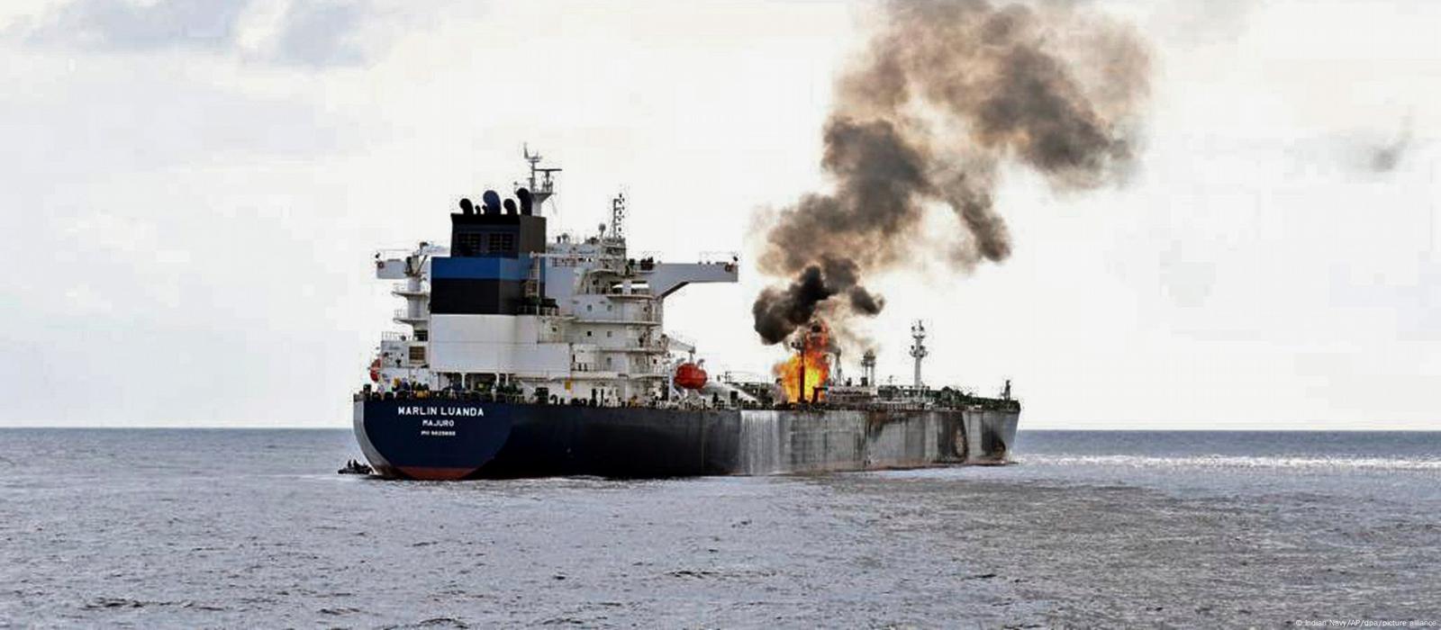 Incendian los hutíes un buque petrolero británico en el Mar Rojo.