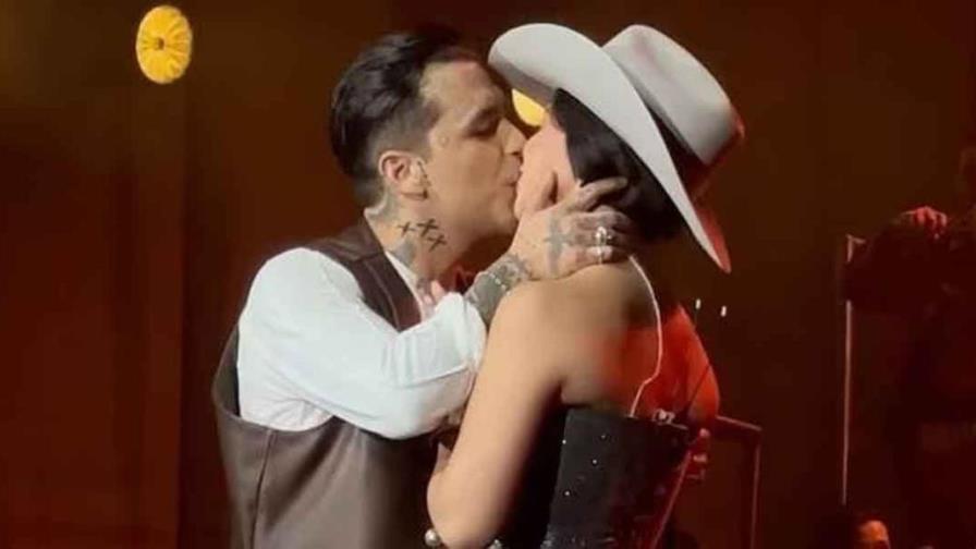 Christian Nodal presenta su nuevo EP “Pa’l Cora” y dedica canción a Ángela Aguilar.