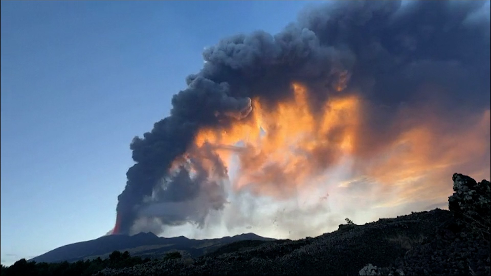 Se retrasan vuelos en el aeropuerto de Sicilia por erupción del volcán Etna