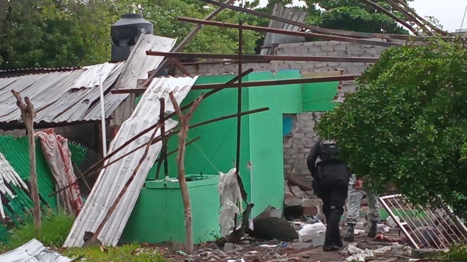 Mueren 6 personas tras la explosión de fábrica clandestina en Michoacán.