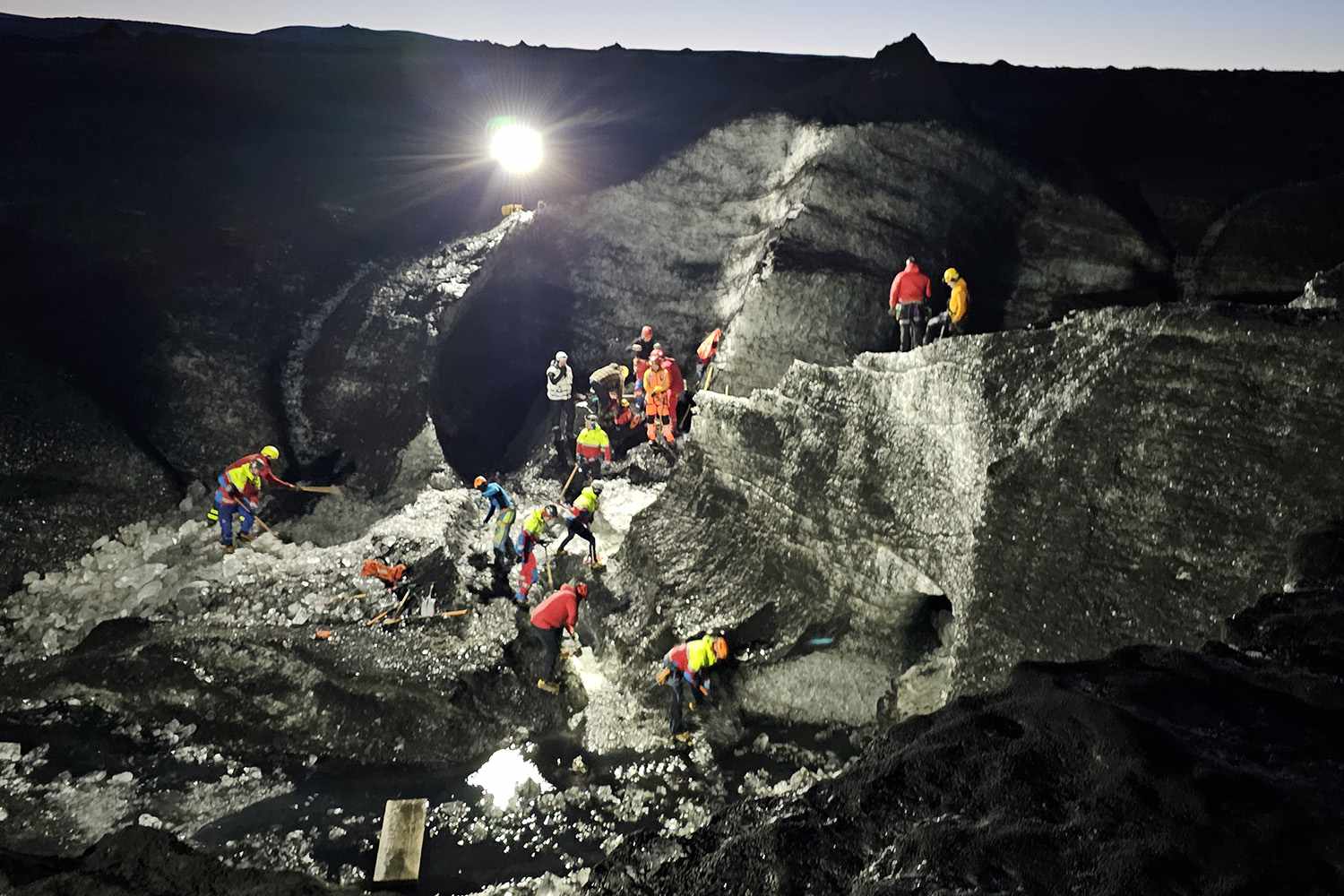 Colapso de cueva de hielo en Islandia deja saldo de un muerto.