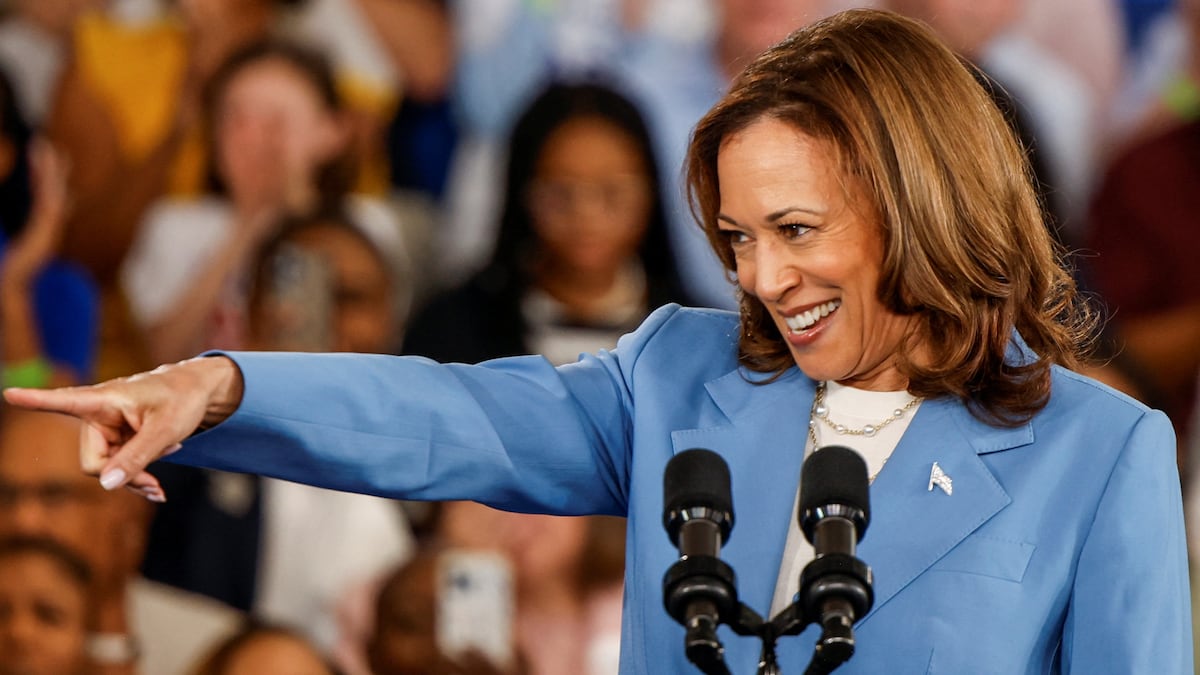 Kamala Harris incluye a votantes latinos en su campaña; lanza canal de WhatsApp.