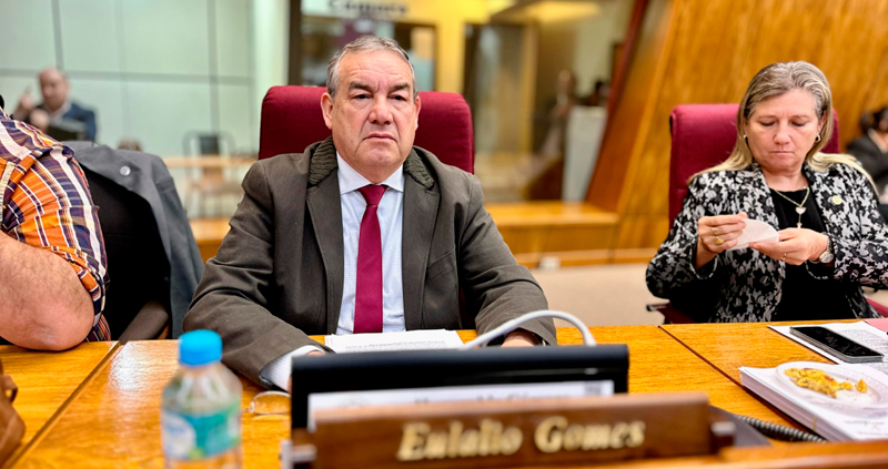 El funcionario público y su hijo eran investigados por presunto lavado de activos; un juez ordenó el registro de su vivienda, donde hubo disparos por ambas partes Asunción (Marcrix Noticias).- Como parte de una investigación por posible lavado de activos, el diputado del Partido Colorado, Eulalio ‘Lalo’ Gomes, murió durante un operativo de registro que fue ordenado a su vivienda, ubicada en la ciudad de Pedro Juan Caballero (norte), en la frontera con Brasil. El comandante de la Policía Nacional de Paraguay, Carlos Benítez explicó que la operación se puso en marcha de forma simultánea en dos inmuebles, el del legislador fallecido y el de su hijo Alexandre Rodrigo Gomes. Ambos cateos, ordenados por el juez penal Osmar Legal, son parte de la operación denominada ‘Pavo Real II’, un trabajo conjunto entre el Ministerio Público y la policía, resaltó el ministro del Interior, Enrique Riera. Carlos Benítez señaló que los agentes policiacos reaccionaron abriendo fuego en la casa del diputado para protegerse, “en ambos casos, ambas comitivas, tanto fiscal-policial, son repelidas por disparos de arma de fuego”, detalló. En un documento difundido por autoridades del país sudamericano, los fiscales del Ministerio Público imputaron a Gomes por presunto lavado de activos procedentes del tráfico de drogas peligrosas y otros, así como a su hijo Alexandre Gomes, a otros dos ciudadanos paraguayos y uno más de nacionalidad brasileña. El ministro del Interior, Enrique Riera, dio a conocer que en el allanamiento a la casa del hijo del diputado -ubicada a alrededor de 1 kilómetro de la residencia del político fallecido- “hubo un intercambio también de disparos”, pero él logró entrar a una camioneta blindada y luego se entregó a las autoridades. Por su parte, el abogado de Gomes, Óscar Tuma, señaló que un diputado goza de inmunidad y solo puede ser detenido en flagrancia o tras su desafuero, “es fundamental de que esta investigación sea extremadamente transparente, porque acá se acaba de asesinar a un diputado de la nación”, aseveró. El allanamiento, que se realizó por agentes de la Unidad Especial de Inteligencia Sensible Antinarcóticos y de la Fuerza de Operaciones Policiales Especiales de la Policía Nacional (Fope) junto con fiscales, es parte de una operación contra las propiedades del narcotraficante Jarvis Chimenes Pavão, quien fue extraditado en diciembre de 2017 a Brasil.