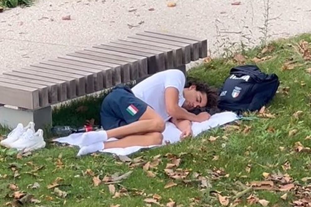 Medallista duerme en el parque de la Villa Olímpica tras quejarse de las instalaciones