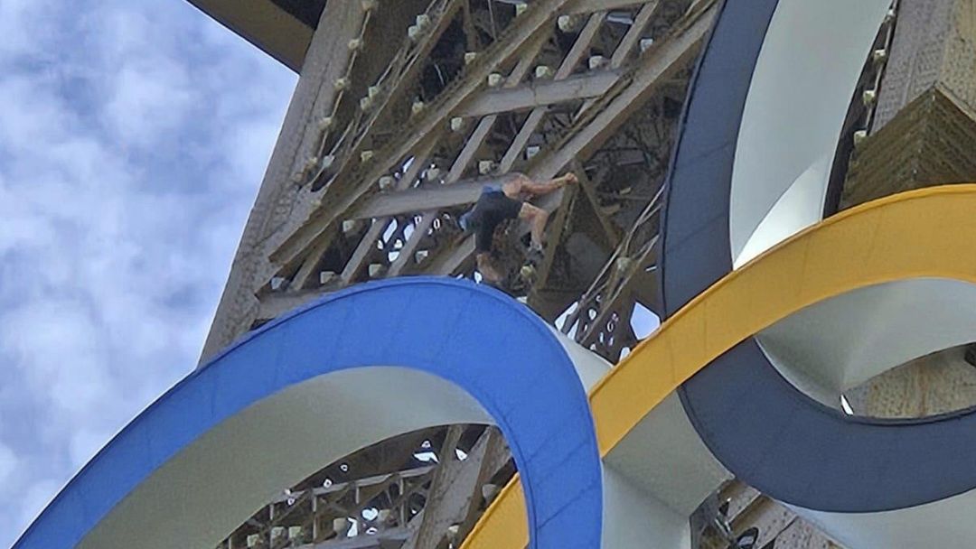 Desalojan Torre Eiffel a unas horas de la clausura de los Juegos Olímpicos; un hombre la escaló.