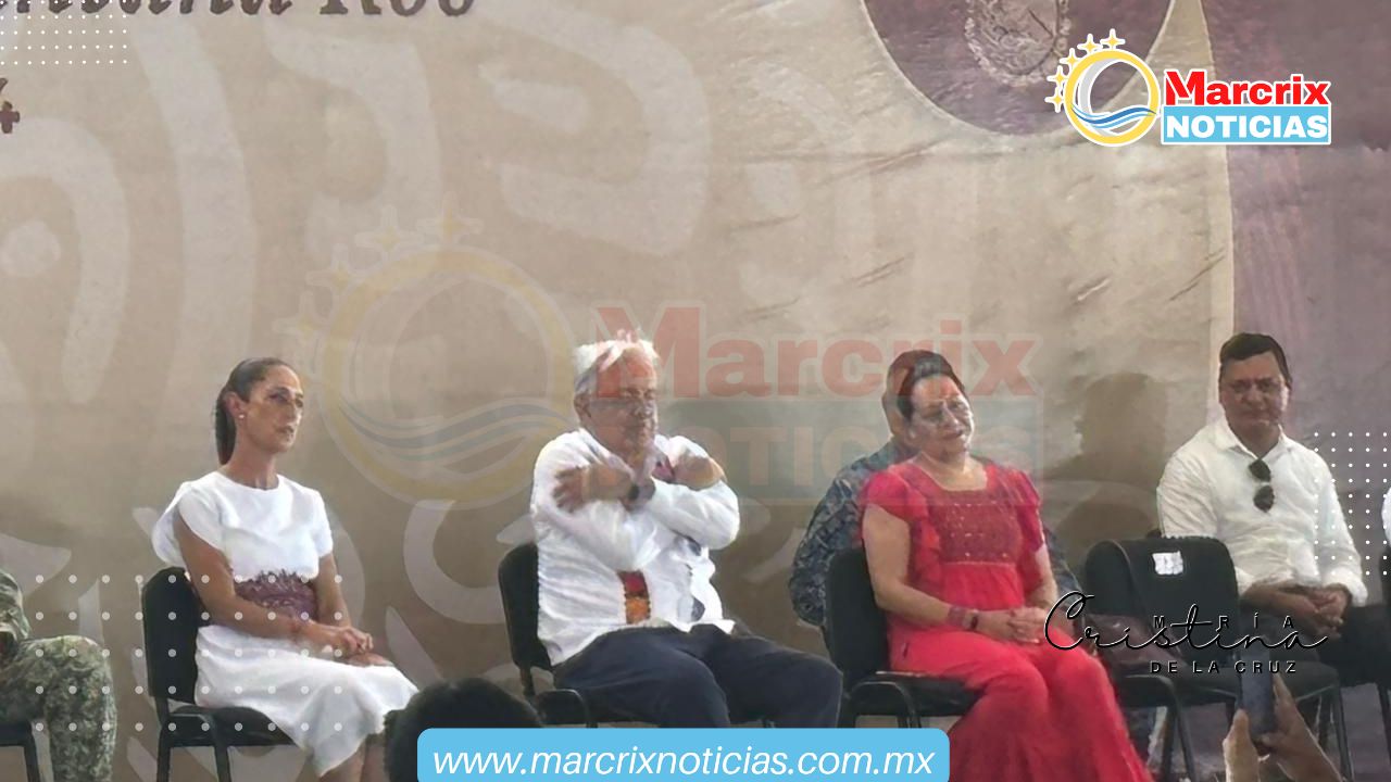 Entrega AMLO títulos de propiedad a habitantes de la Colosio en Playa del Carmen.