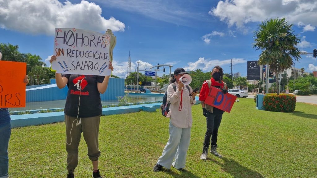 Realizan manifestación en Cancún y otras ciudades de México para exigir reducción de horas laborales.