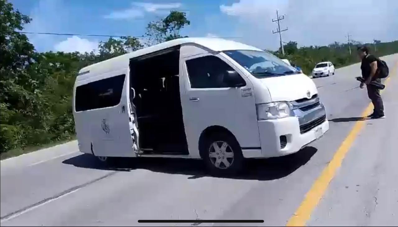 Periodistas de Cancún sufren accidente rumbo al Informe de Mara, en Chetumal.