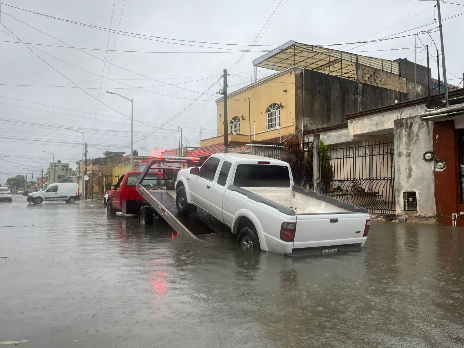 Tránsito auxilió a automovilistas varados por Huracán Helene en Cancún