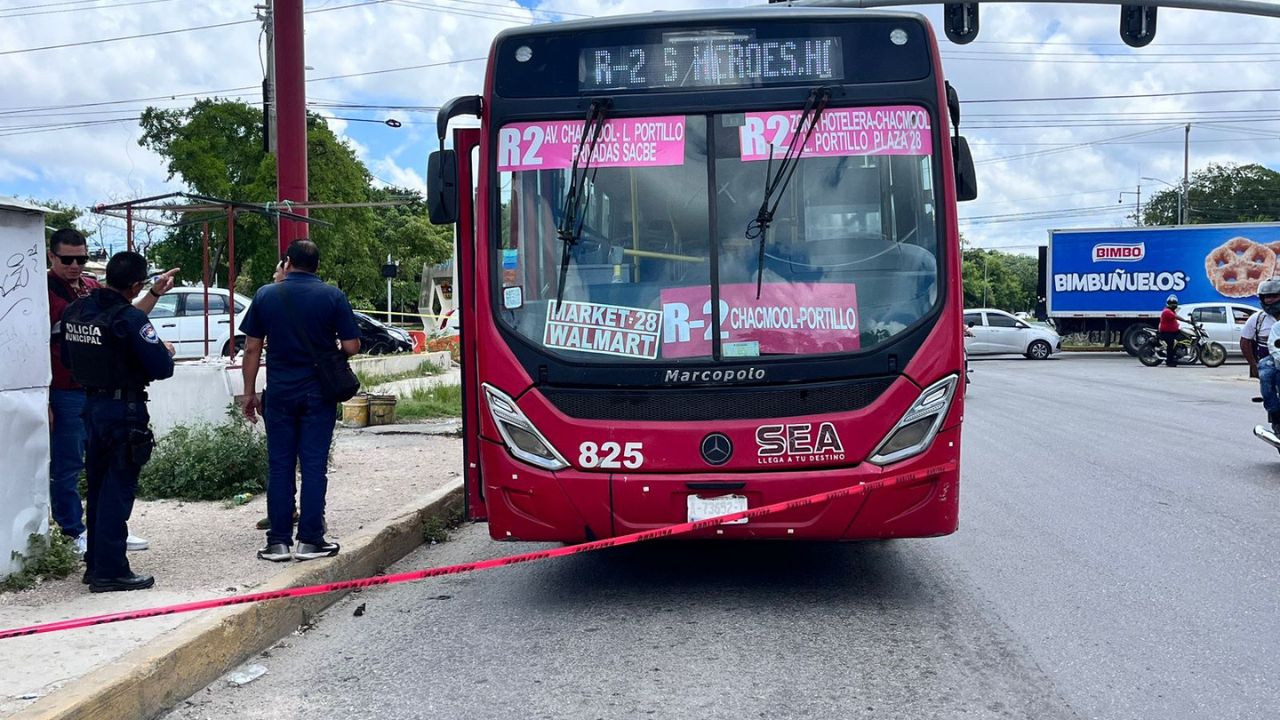 Fallece bombero de Cancún después de sufrir un infarto en un autobús de transporte público.