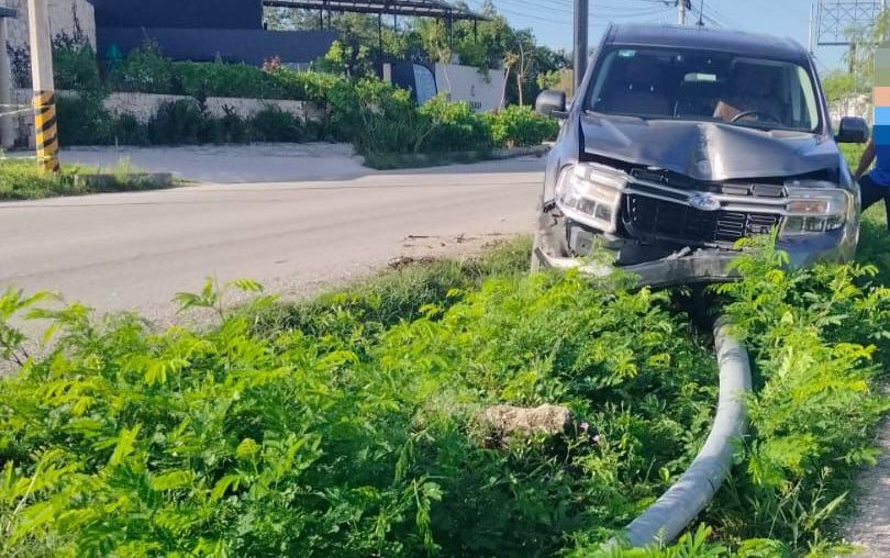 Conductor pierde el control de su camioneta, en Cancún