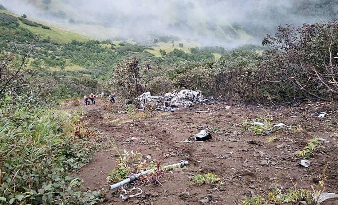 Hallan helicóptero desaparecido en Rusia; presumiblemente se estrelló contra una montaña.