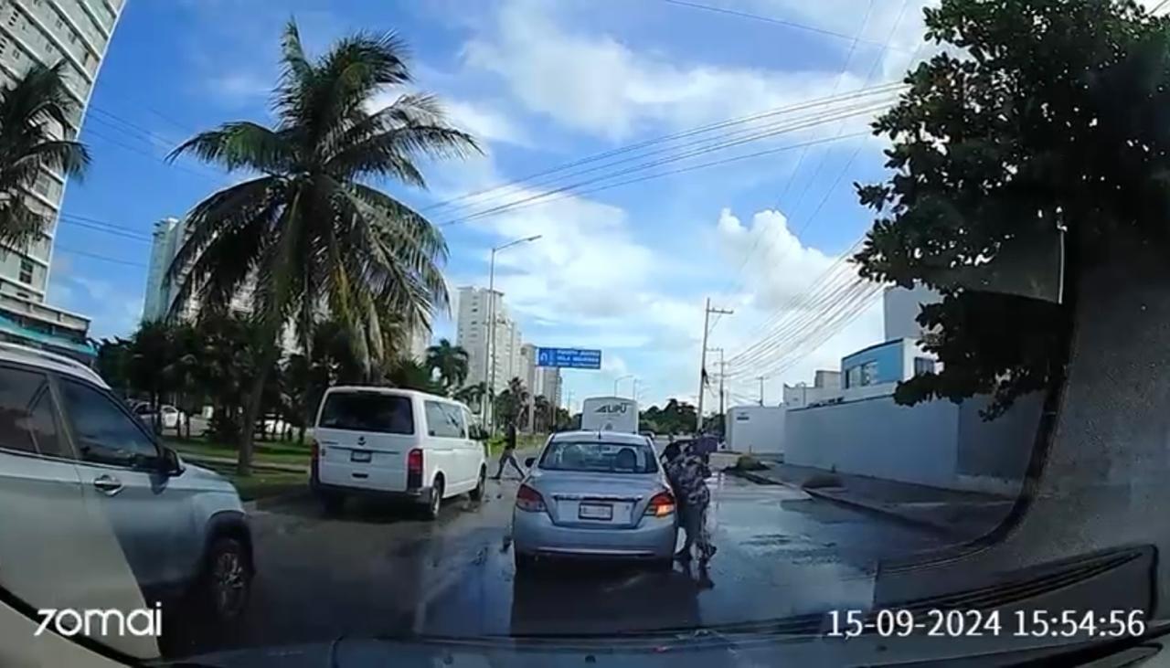 Hombre intenta robar vehículo sobre la avenida Bonampak, a la altura de Puerto Cancún.