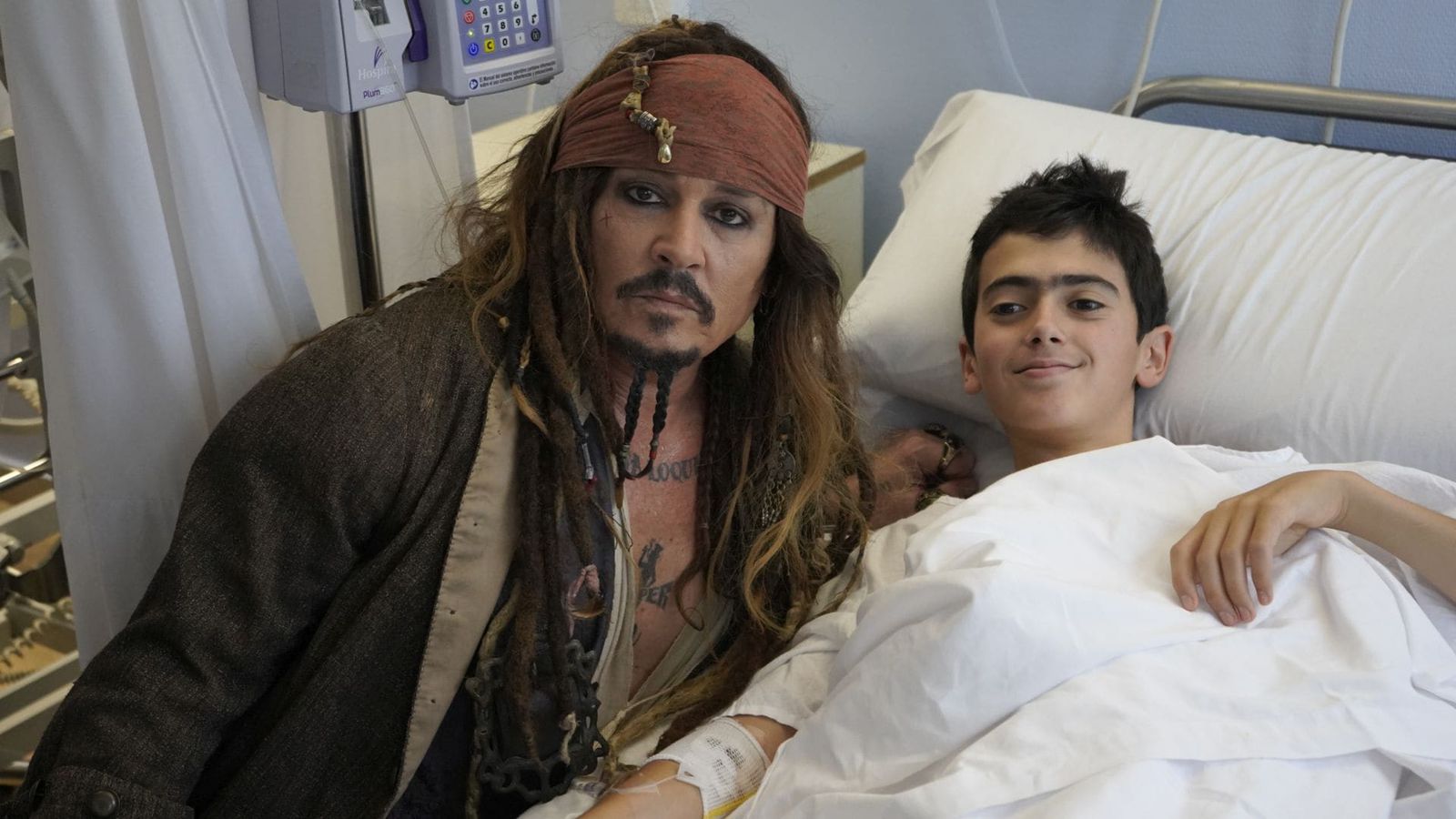 Regresa 'Jack Sparrow'; Johnny Depp visita a niños en hospital Vasco