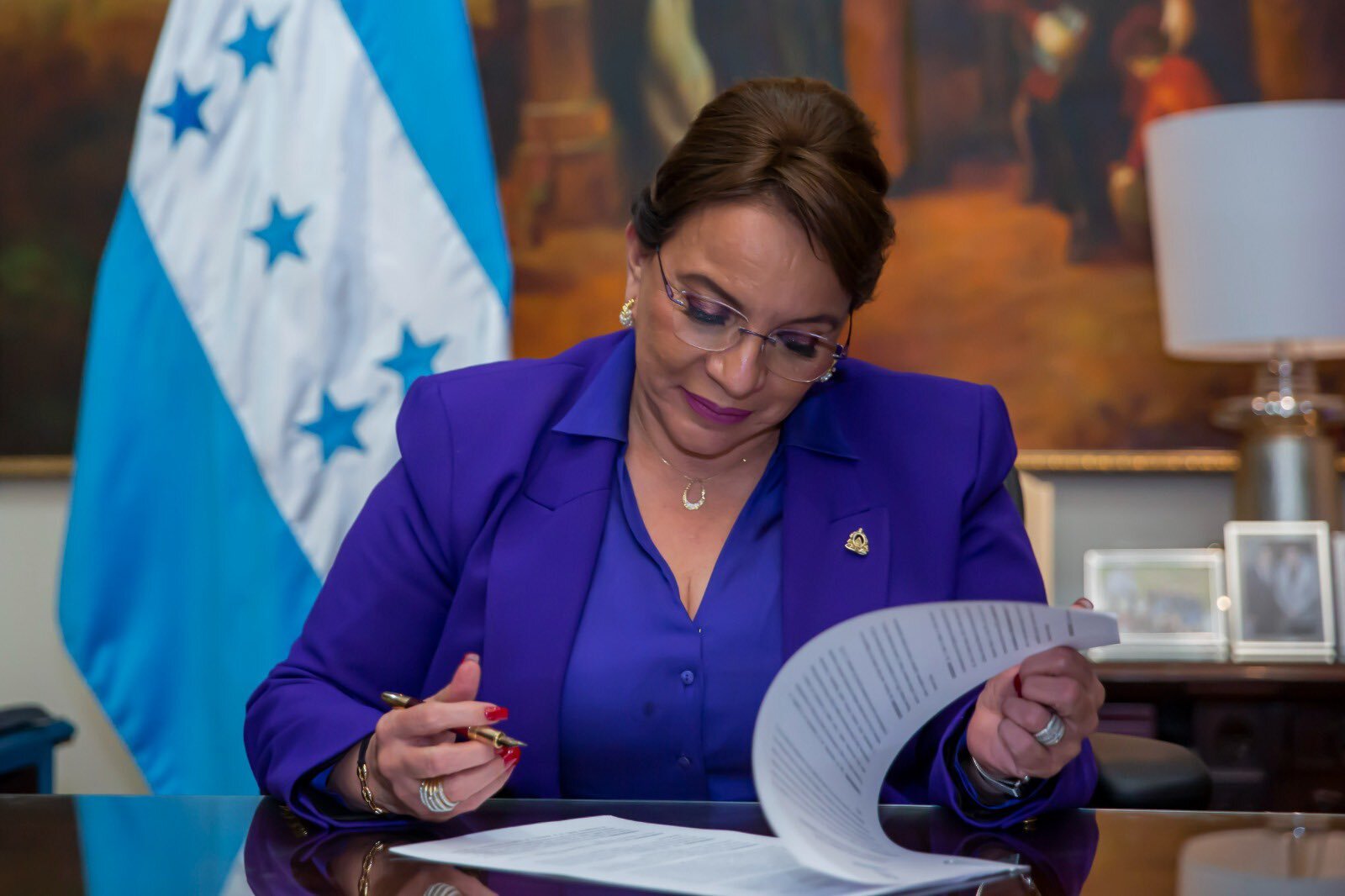 Piden renuncia de la presidenta de Honduras; revelan un video de su cuñado con narcotraficantes