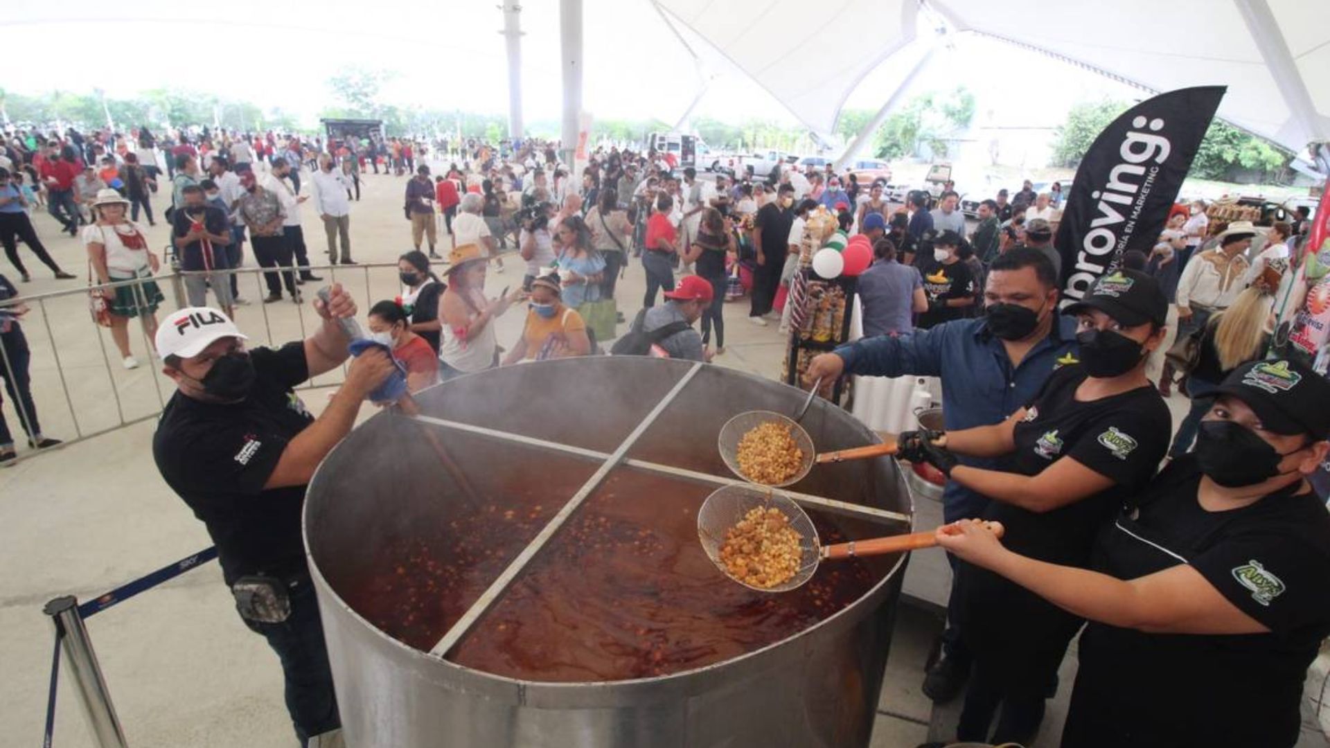 México rompe Récord Guiness: prepara el pozole más grande del mundo.