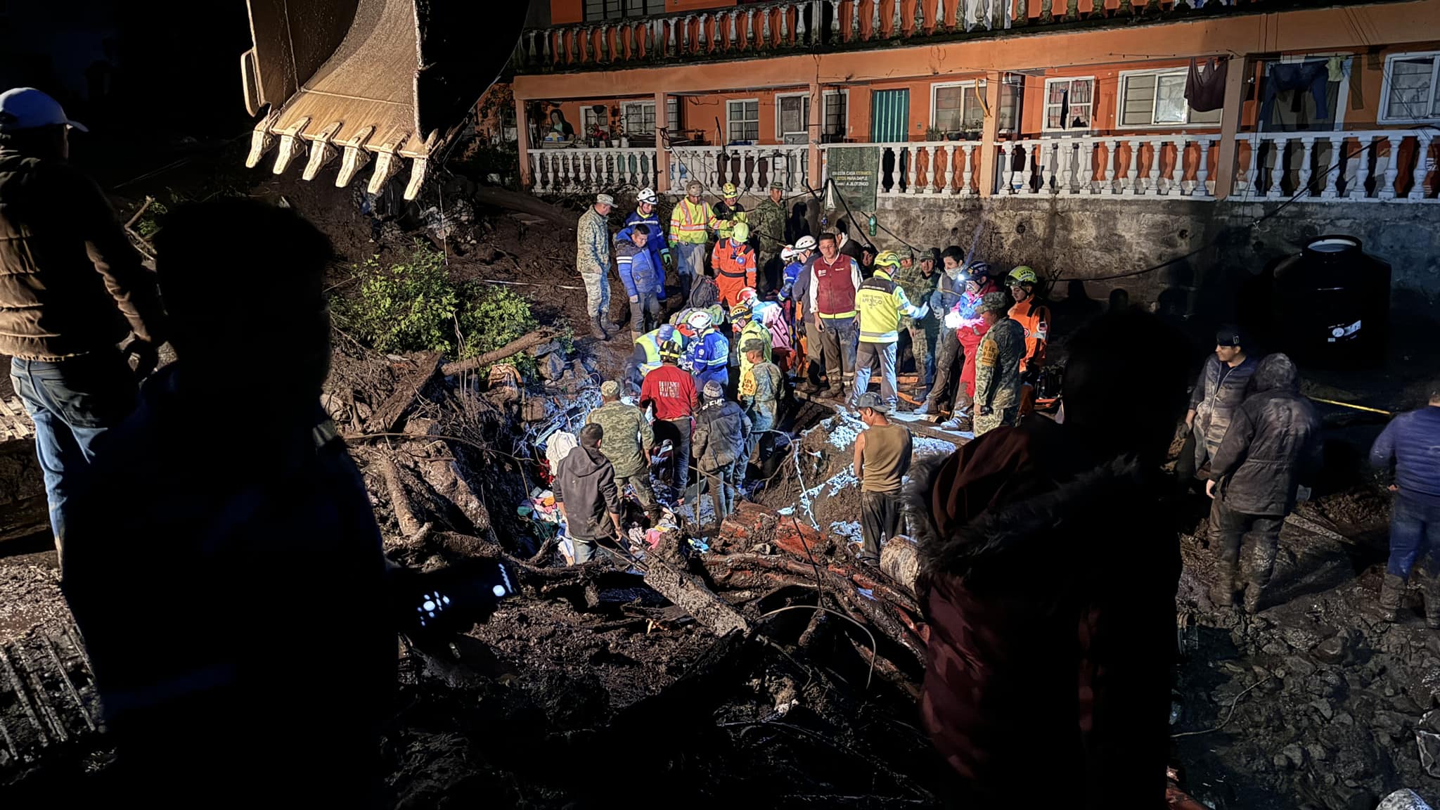 Rescatan a familia que quedó atrapada en el deslave de un cerro en el Estado de México.