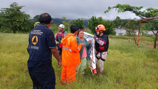 Rescatan en helicóptero a 5 personas y 1 perro que quedaron atrapadas en Guerrero
