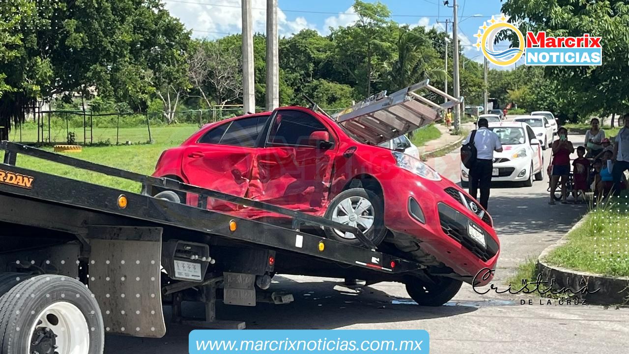 Vuelca vehículo en Cancún después de ser impactado por otro automóvil, en el fraccionamiento Paseos Kabah.