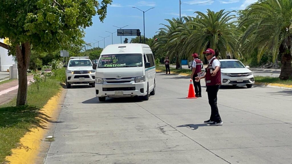 Chofer de van que arrolló a motociclista en Cancún se queda sin licencia