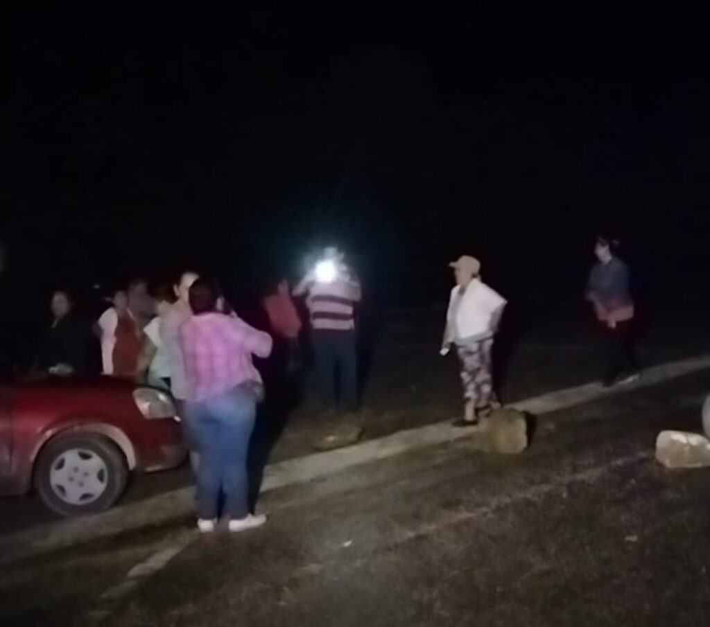Habitantes bloquean carretera Bacalar-Limones por continuos problemas de electricidad