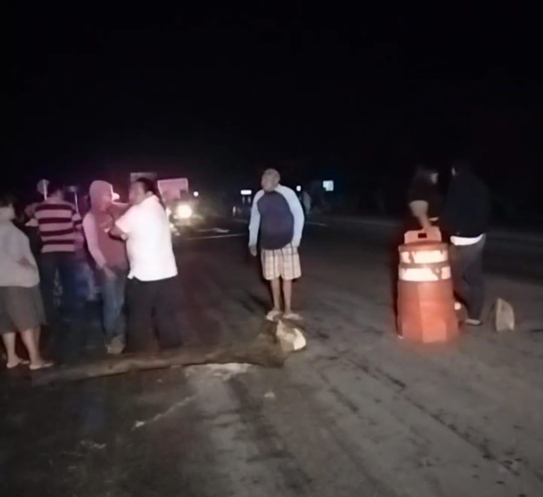 Habitantes bloquean carretera Bacalar-Limones por continuos problemas de electricidad