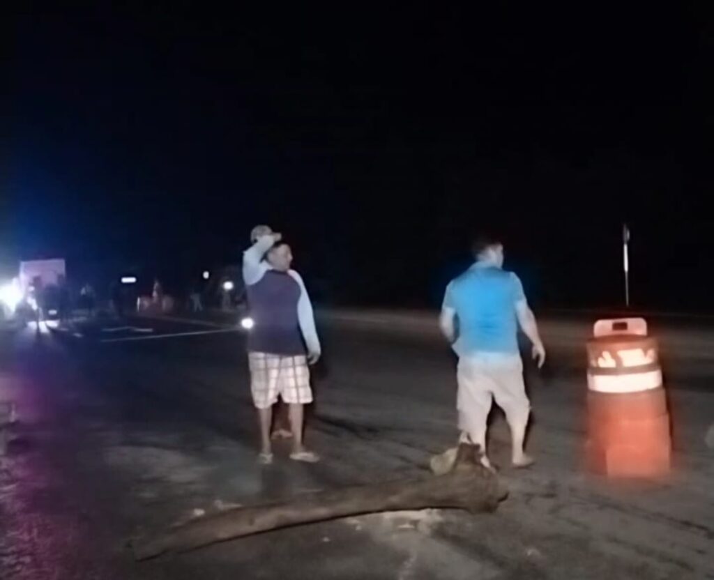 Habitantes bloquean carretera Bacalar-Limones por continuos problemas de electricidad