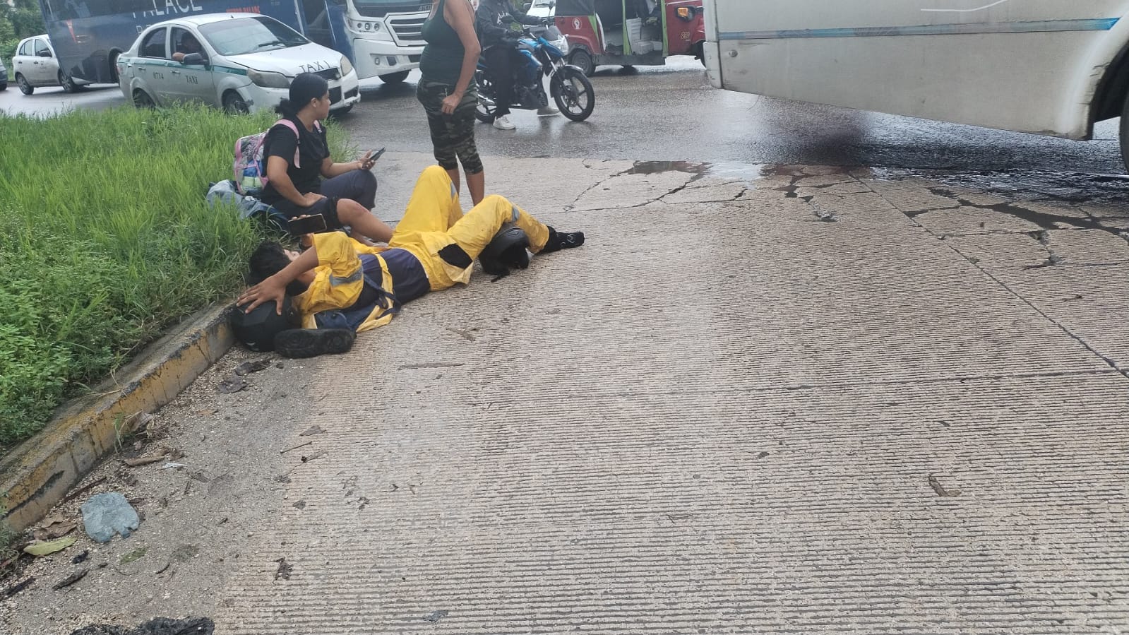 Conductor de autobús provoca choque contra motociclista