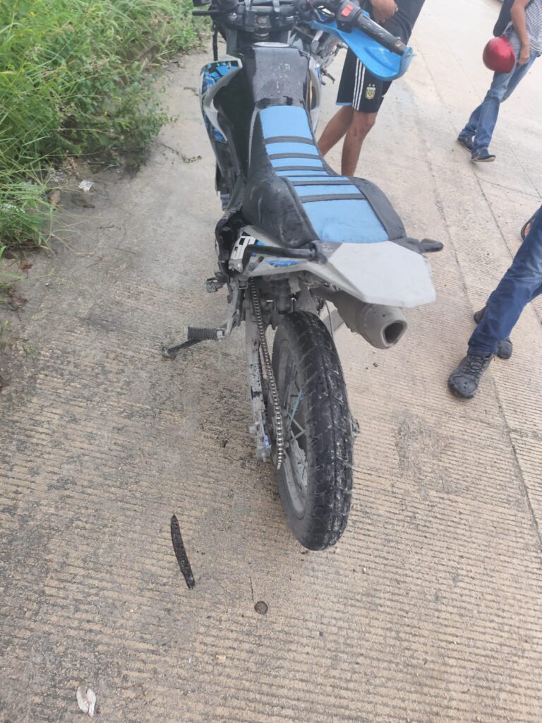 Conductor de autobús provoca choque contra motociclista