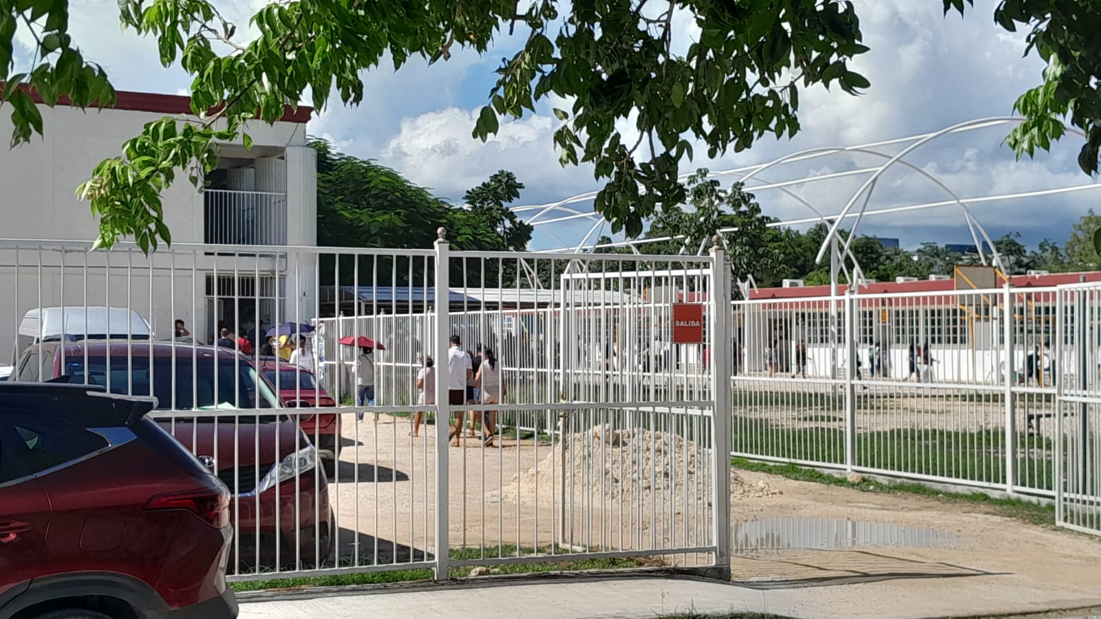 Exigen padres de familia del Colegio Regional de México Playa del Carmen protección para sus hijos