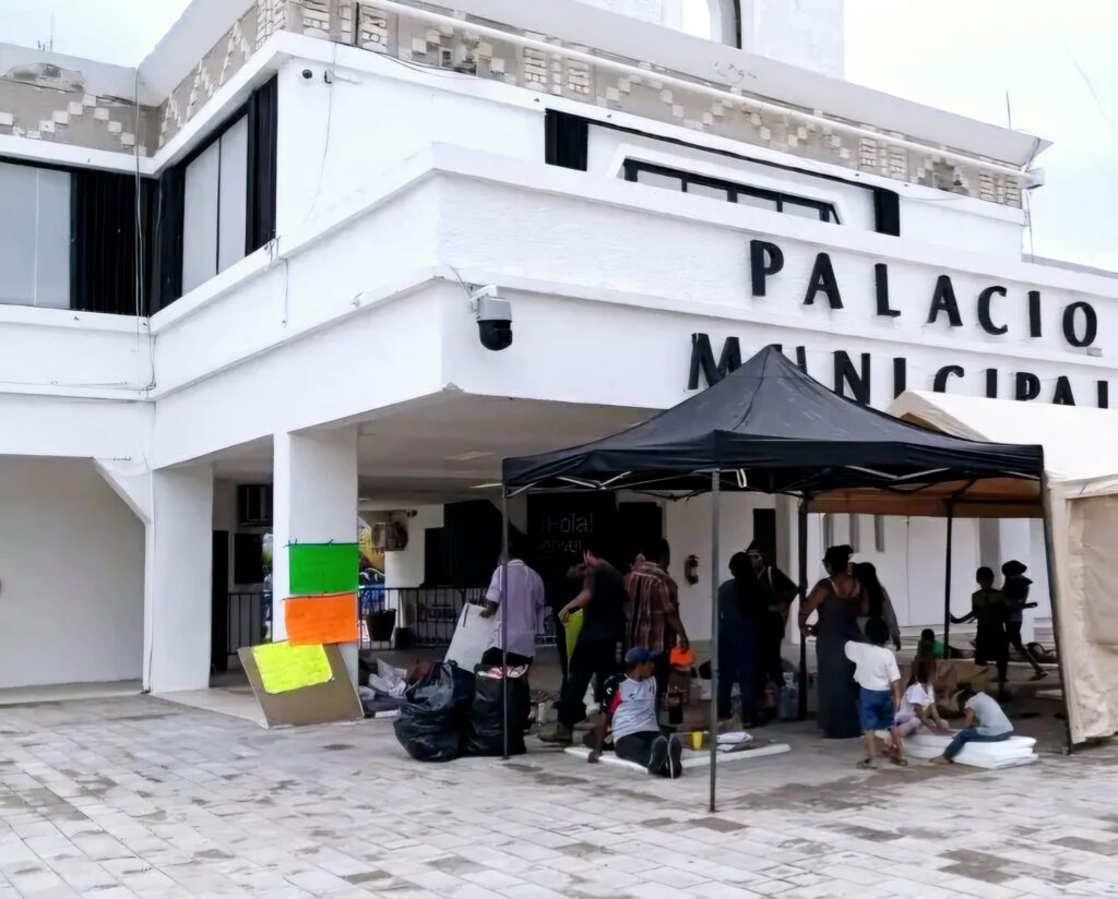 Familias desalojadas en Playa del Carmen deciden quitar su campamento