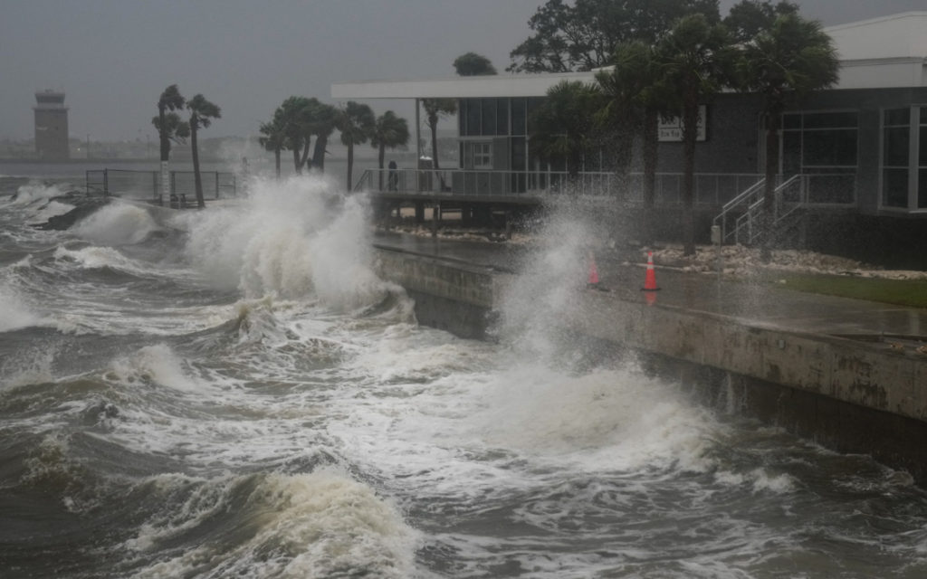 Aprueban ayuda federal para damnificados de huracanes Helene y Milton
