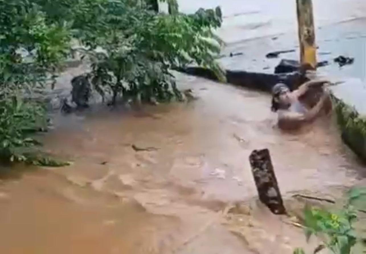 Río al sur de Veracruz arrastra a un hombre; está desaparecido