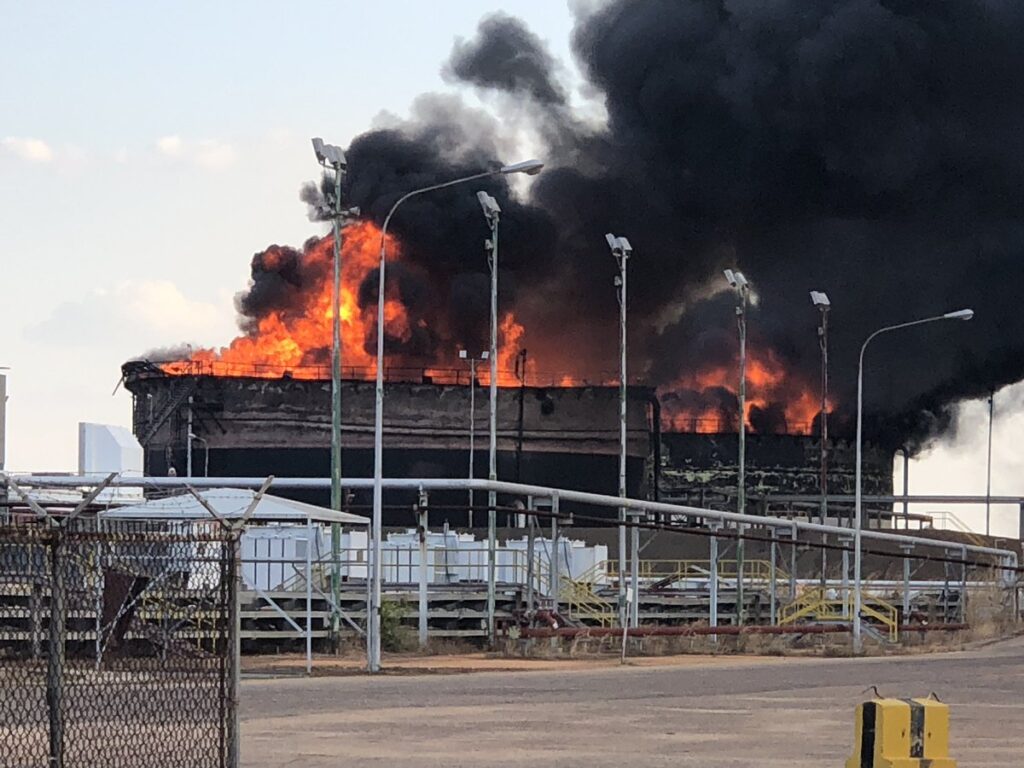 Se incendia tanque de crudo en Venezuela y deja al menos 21 heridos