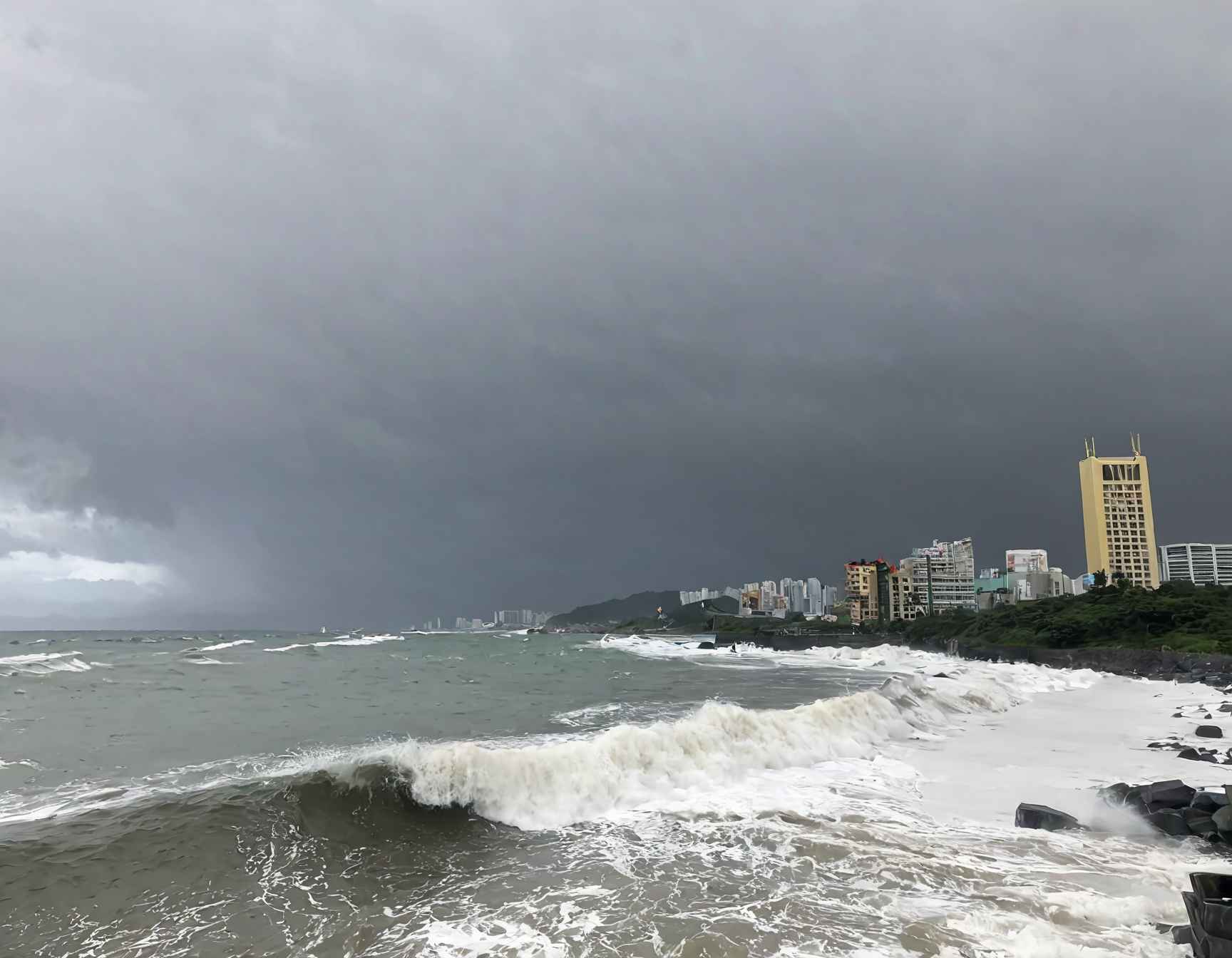 Evacuan a personas en Taiwán por acercamiento del tifón ‘Krathon’