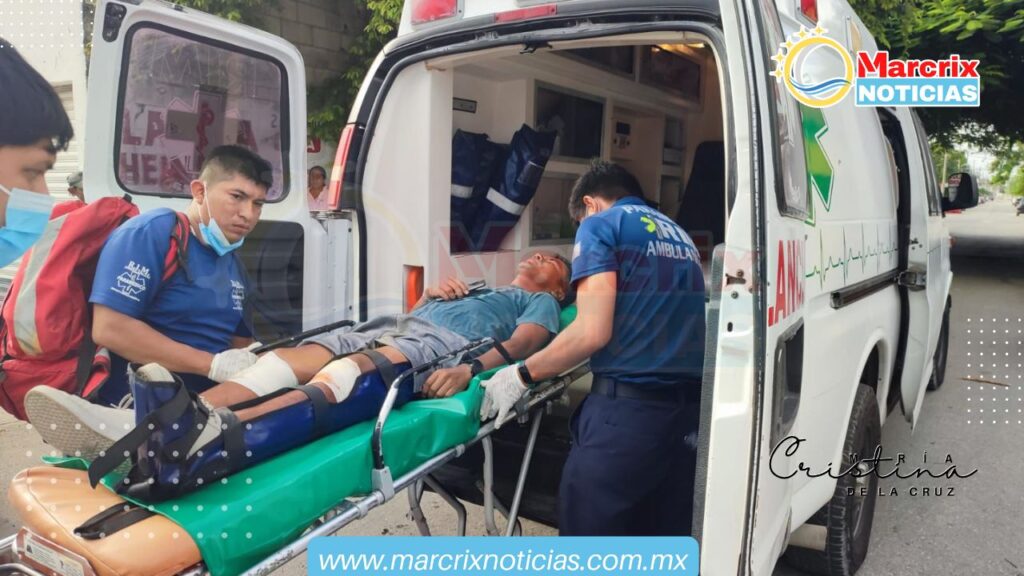 Conductora de automóvil choca contra un motociclista en Cancún