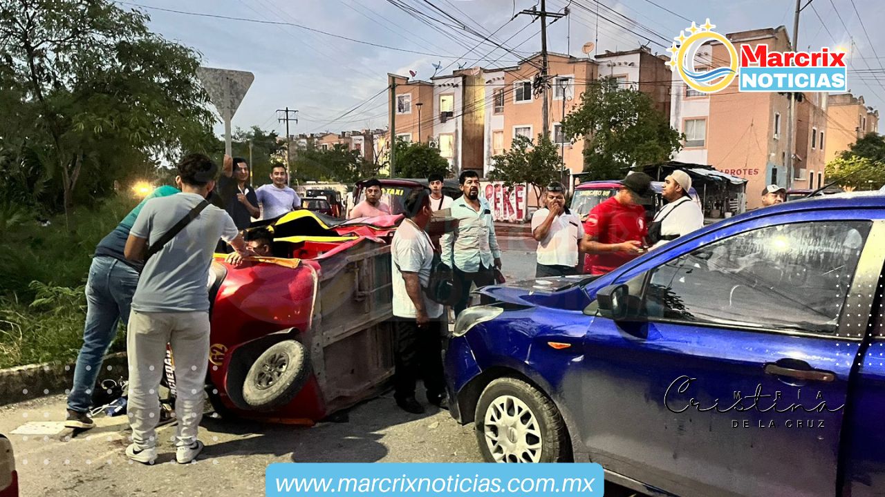Se voltea mototaxi en Cancún y trasladan a cuatro personas que iban a bordo