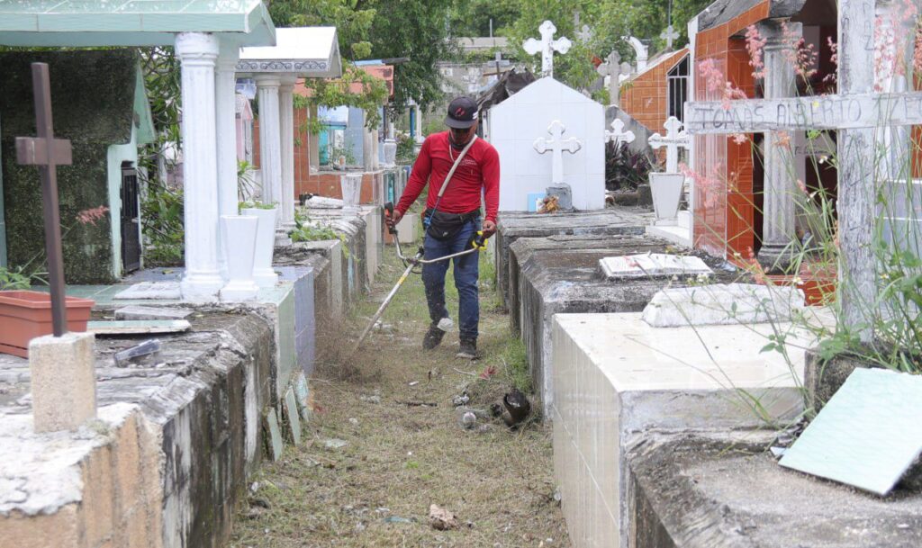 Visitarán cerca de ocho mil personas panteones de Cancún