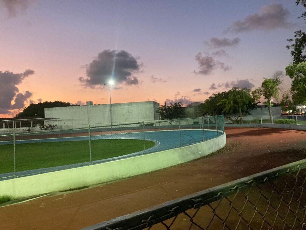 Continúa sin luz el Poliforum de Playa del Carmen