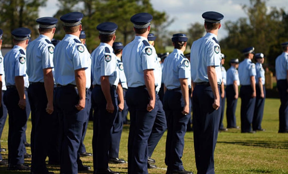 Suspenden a una sargento australiana que hace saludo nazi