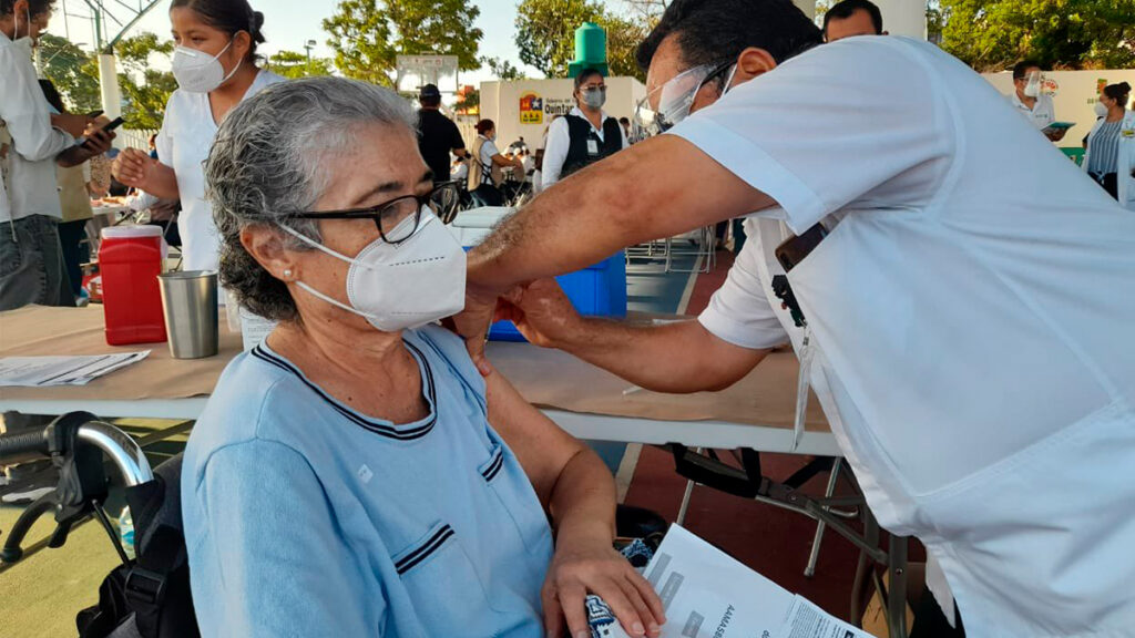 Comienza en Quintana Roo campaña de vacunación contra Covid-19 e influenza